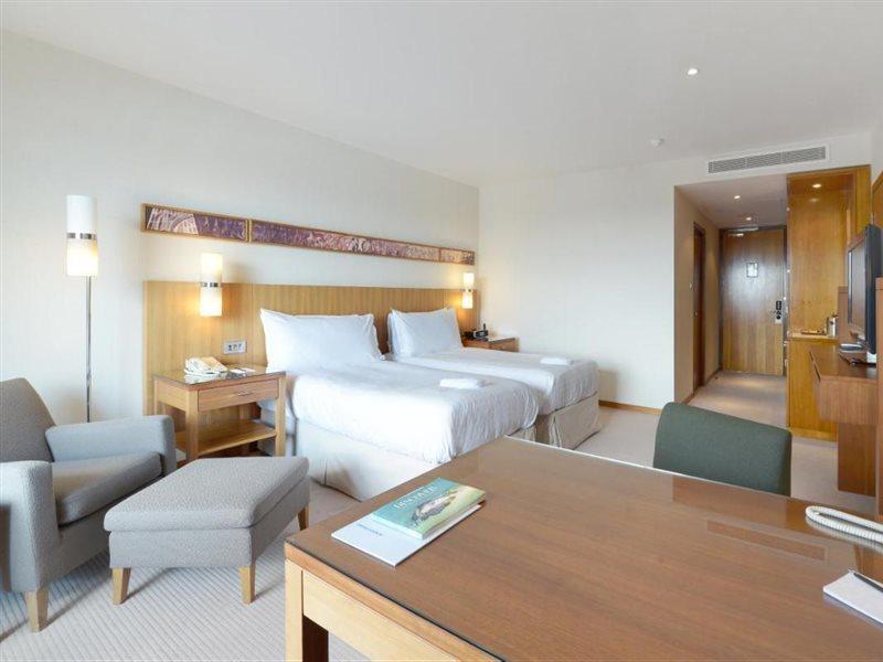 Canary Riverside Plaza Hotel London Exterior foto A room at the hotel