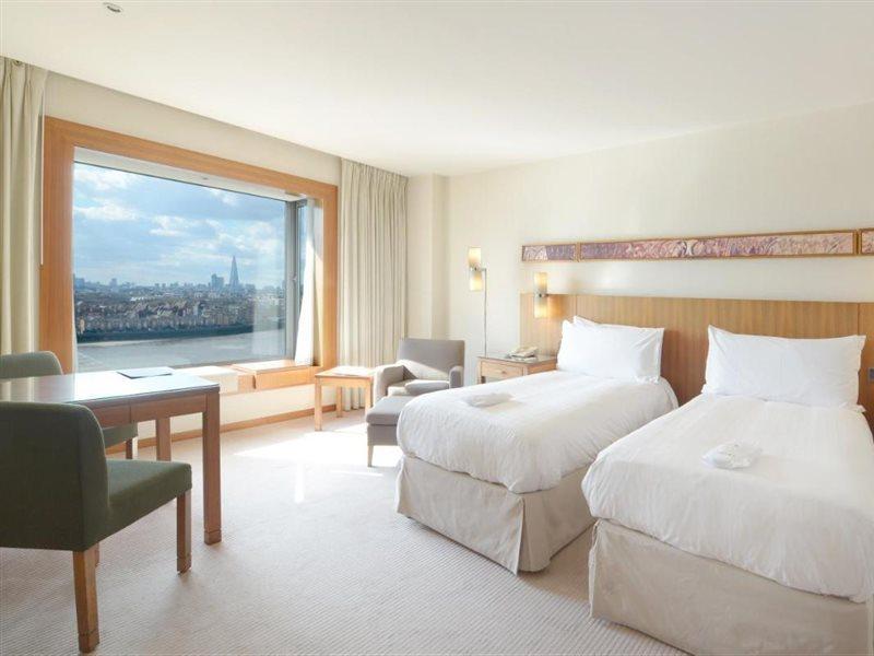 Canary Riverside Plaza Hotel London Exterior foto A room at the hotel