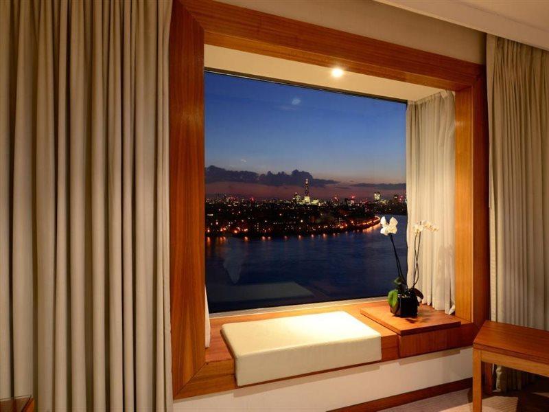 Canary Riverside Plaza Hotel London Exterior foto View from a room at the Four Seasons Hotel