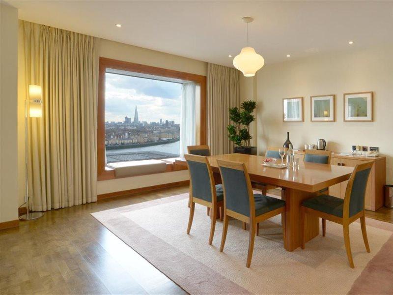 Canary Riverside Plaza Hotel London Exterior foto A dining room