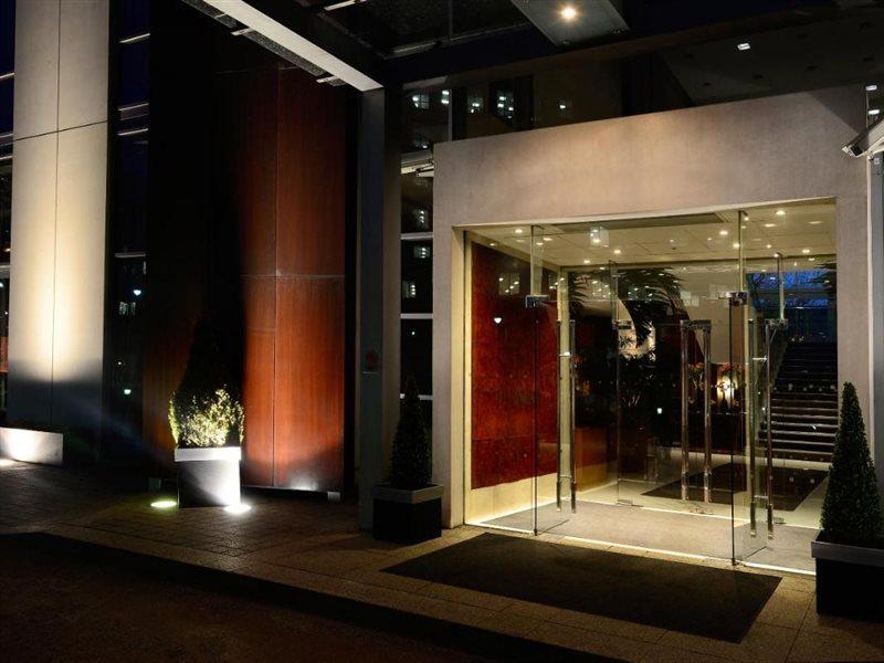Canary Riverside Plaza Hotel London Exterior foto Entrance to the hotel