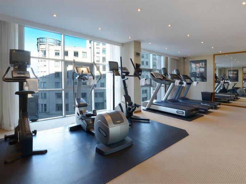 Canary Riverside Plaza Hotel London Exterior foto The gym at the 100 Queen's Gate