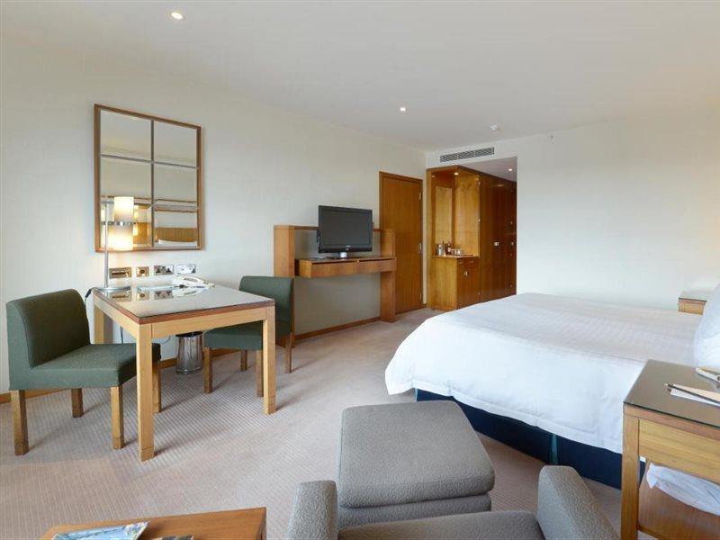 Canary Riverside Plaza Hotel London Exterior foto A room at the hotel