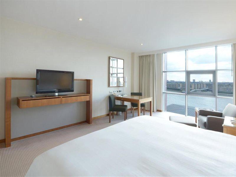 Canary Riverside Plaza Hotel London Exterior foto A room at the Hilton London Heathrow