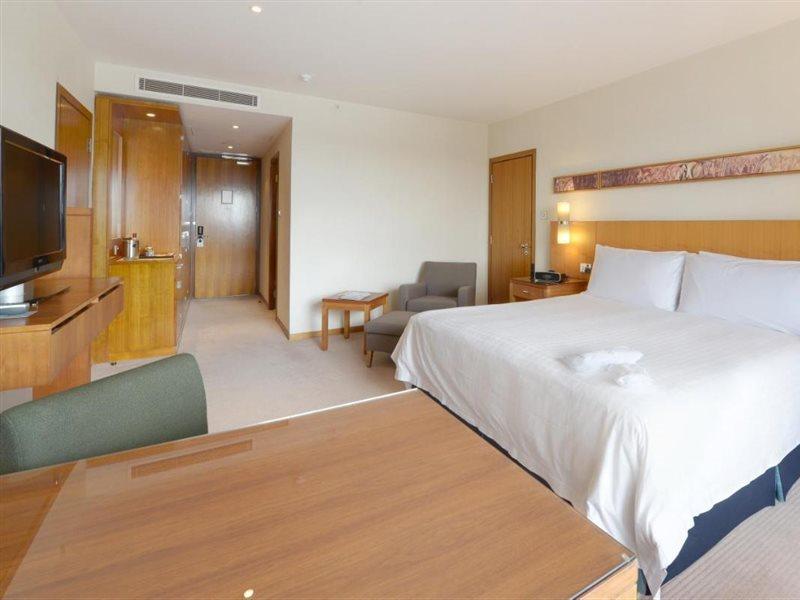 Canary Riverside Plaza Hotel London Exterior foto A room at the hotel