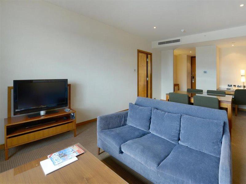 Canary Riverside Plaza Hotel London Exterior foto A living room in a serviced apartment