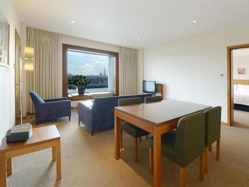 Canary Riverside Plaza Hotel London Exterior foto A suite at the Hilton London Heathrow