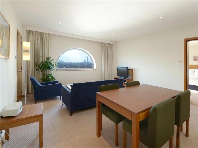 Canary Riverside Plaza Hotel London Exterior foto A typical apartment