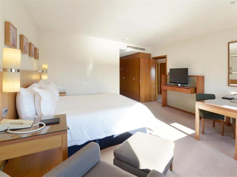 Canary Riverside Plaza Hotel London Exterior foto A room at the hotel