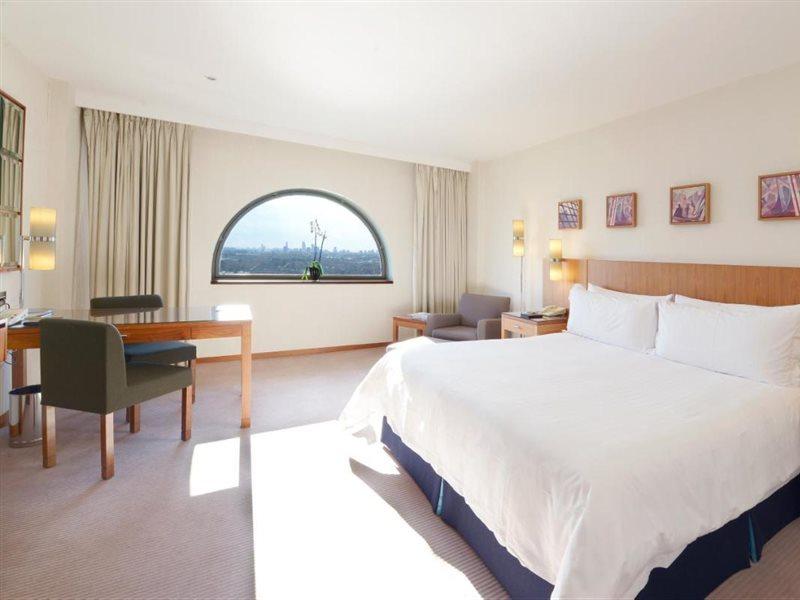 Canary Riverside Plaza Hotel London Exterior foto A room at the hotel