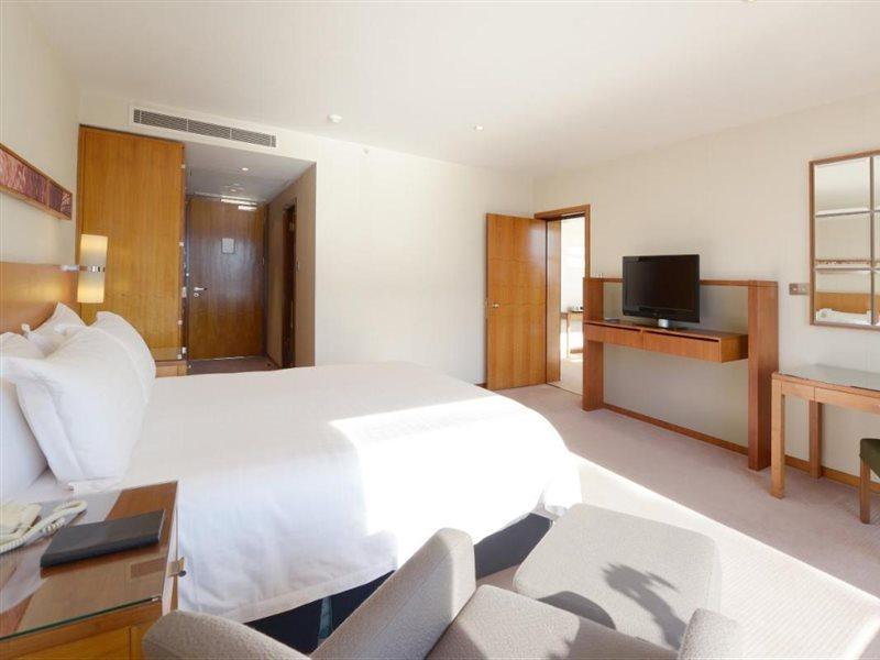 Canary Riverside Plaza Hotel London Exterior foto A room at the hotel