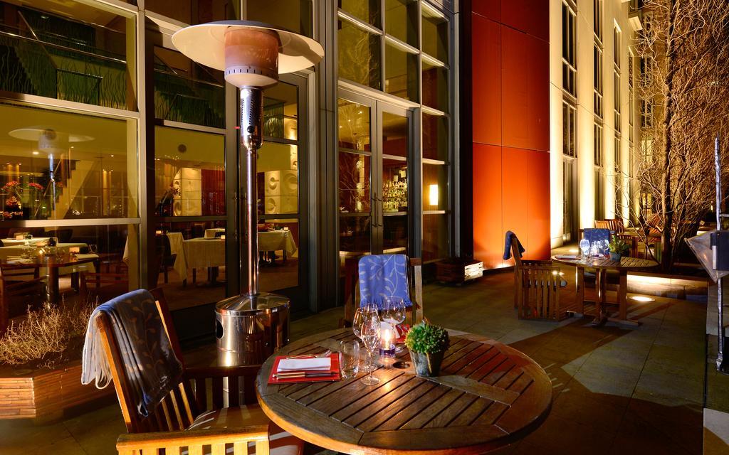 Canary Riverside Plaza Hotel London Exterior foto Patio at the Four Seasons Hotel