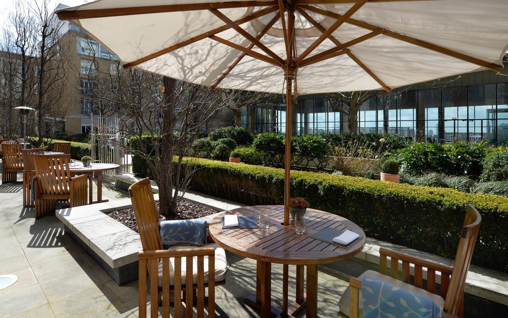 Canary Riverside Plaza Hotel London Exterior foto The garden at the hotel