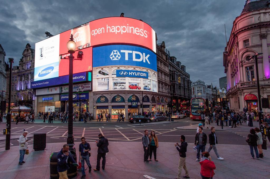 Canary Riverside Plaza Hotel London Exterior foto Piccadilly Circus