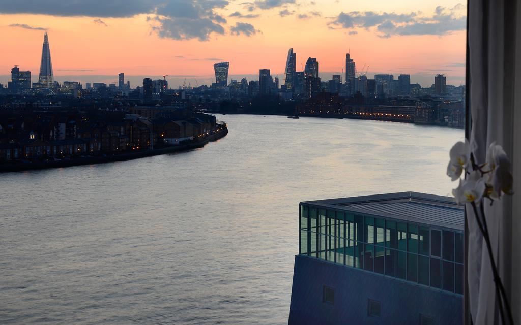 Canary Riverside Plaza Hotel London Exterior foto View of the East River from a residential building in Long Island City