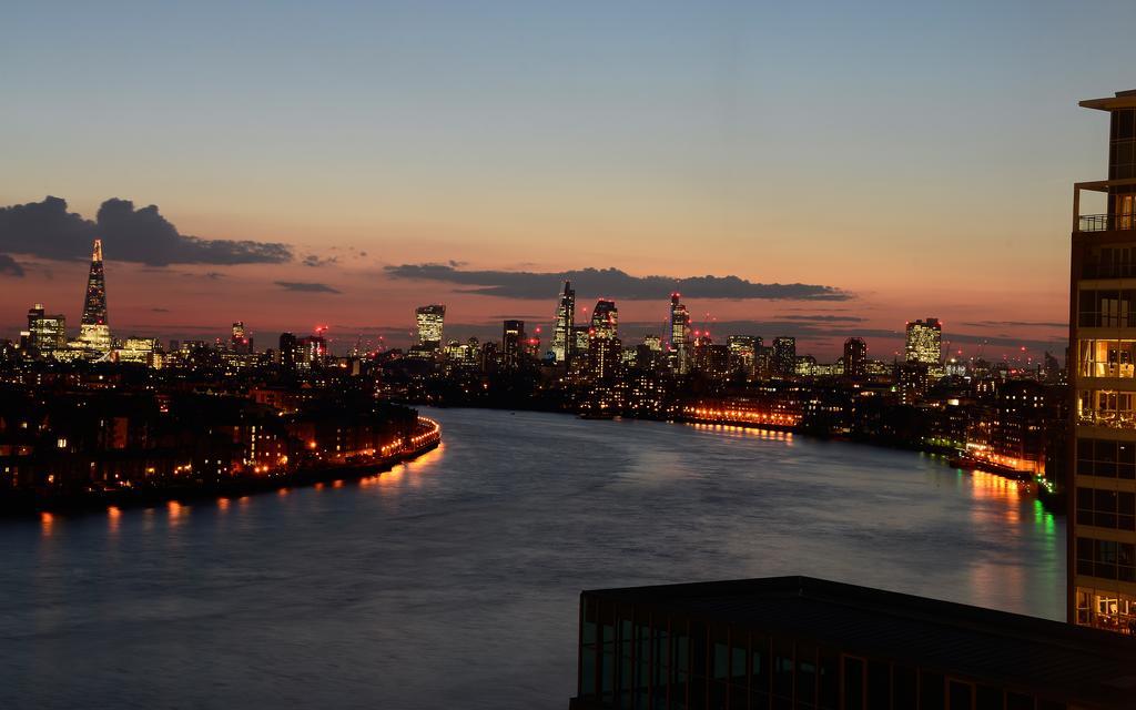 Canary Riverside Plaza Hotel London Exterior foto View of the East River from the East River Promenade