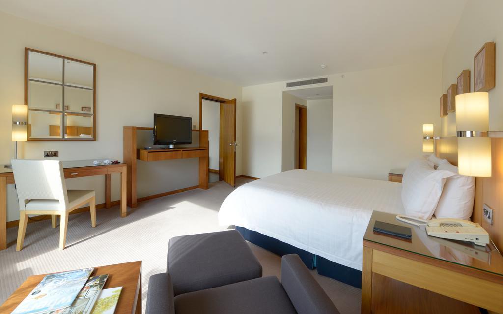 Canary Riverside Plaza Hotel London Exterior foto A room at the hotel