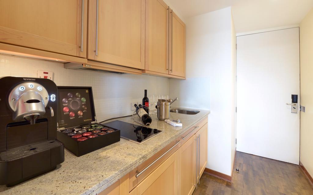 Canary Riverside Plaza Hotel London Exterior foto A typical kitchen in a student apartment