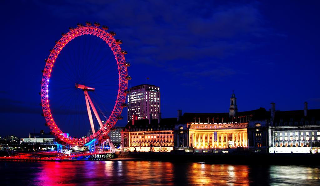 Canary Riverside Plaza Hotel London Exterior foto The London Eye at night