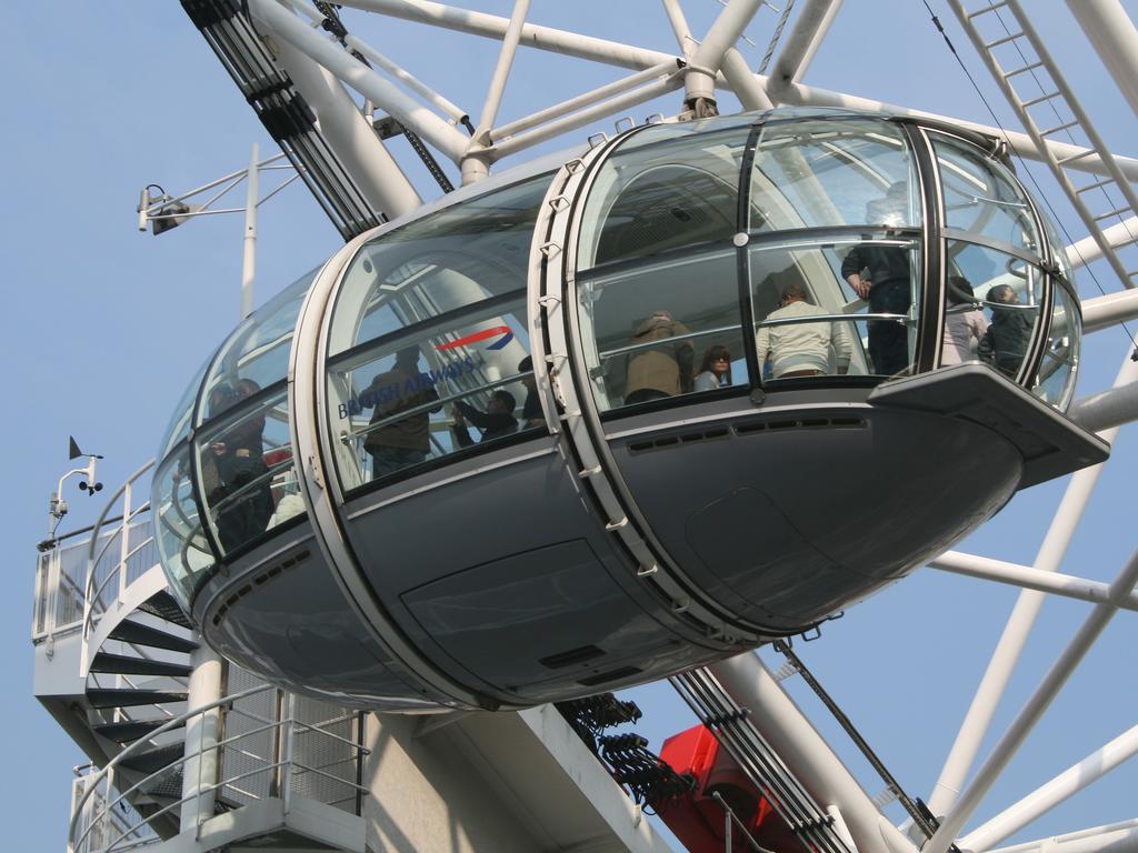 Canary Riverside Plaza Hotel London Exterior foto A capsule of the London Eye
