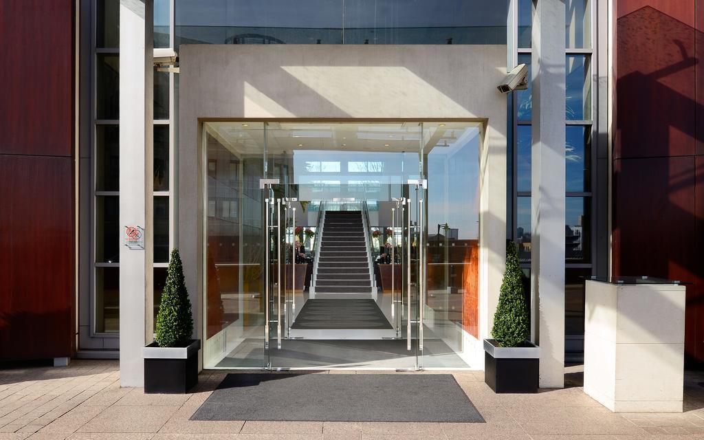 Canary Riverside Plaza Hotel London Exterior foto Entrance to the hotel