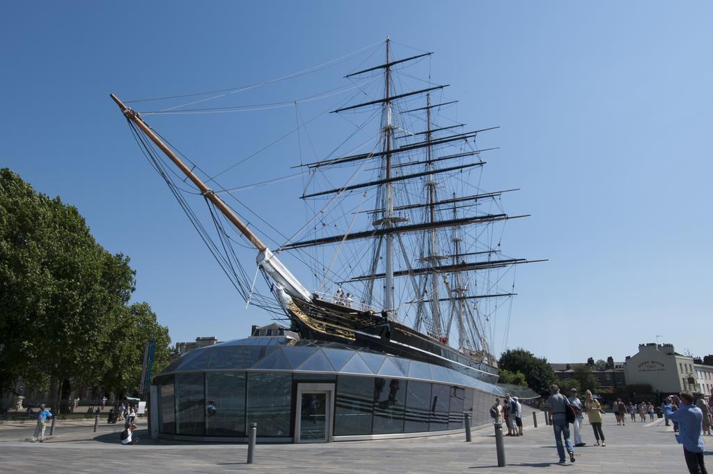Canary Riverside Plaza Hotel London Exterior foto The Cutty Sark at Greenwich