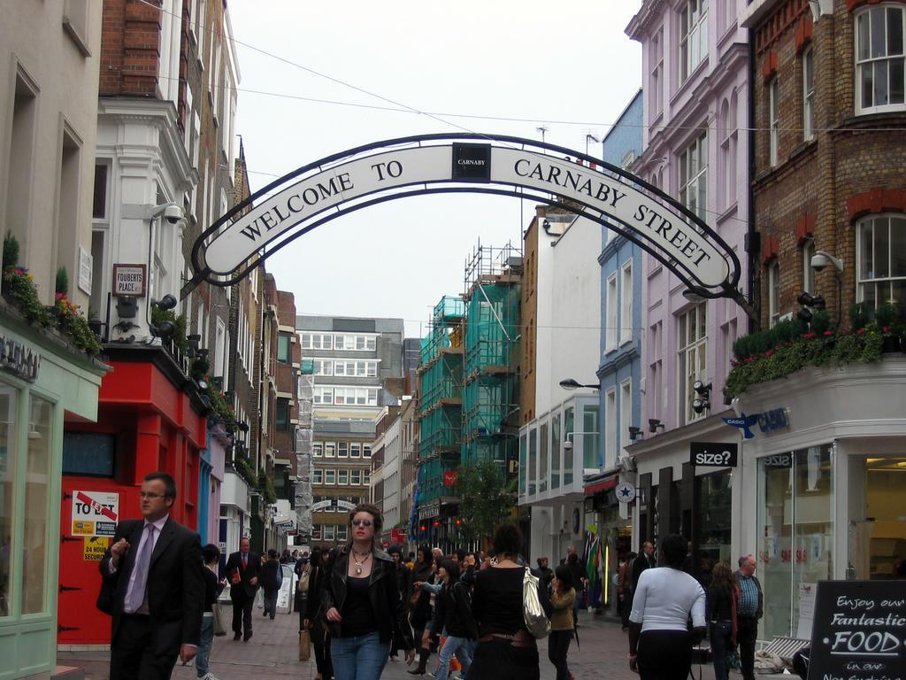 Canary Riverside Plaza Hotel London Exterior foto The entrance to Carnaby Street
