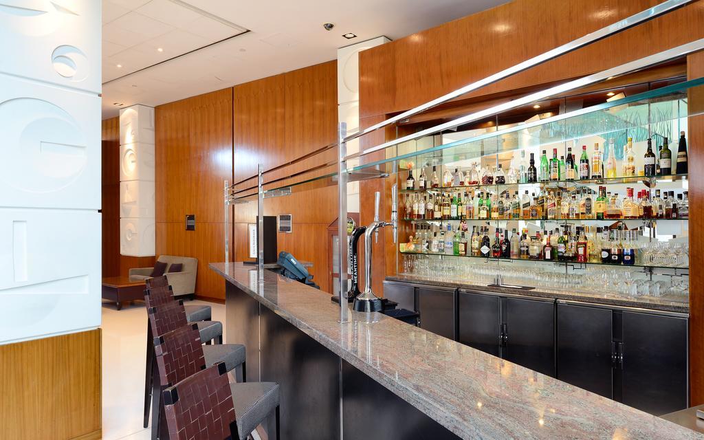Canary Riverside Plaza Hotel London Exterior foto The bar at the 2008-opened lounge