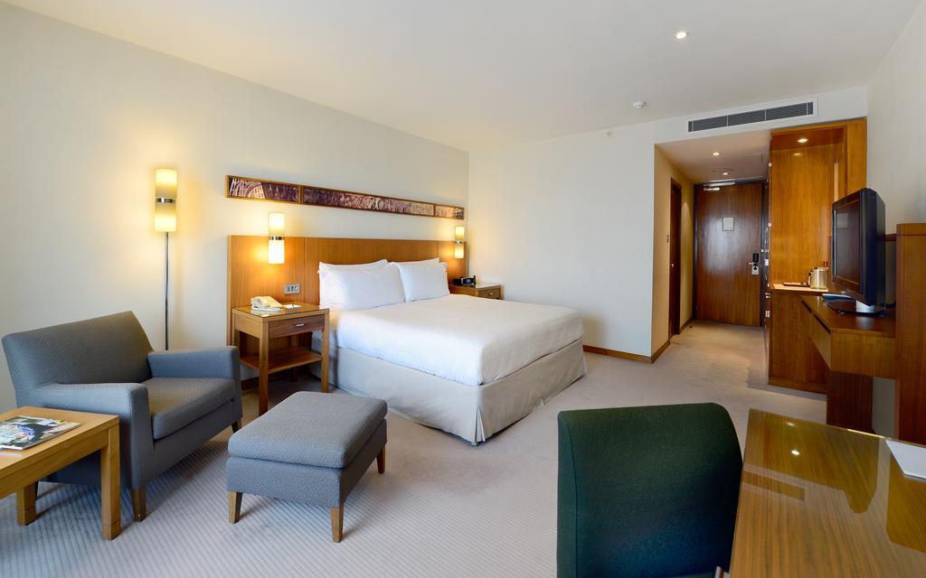 Canary Riverside Plaza Hotel London Exterior foto A room at the hotel