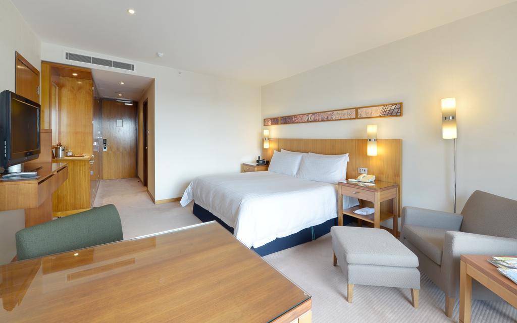 Canary Riverside Plaza Hotel London Exterior foto A room at the hotel