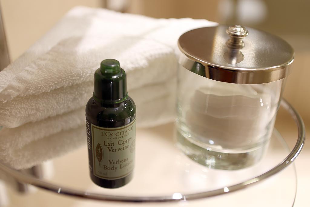 Canary Riverside Plaza Hotel London Exterior foto L'OCCITANE Verbena Hand Cream
