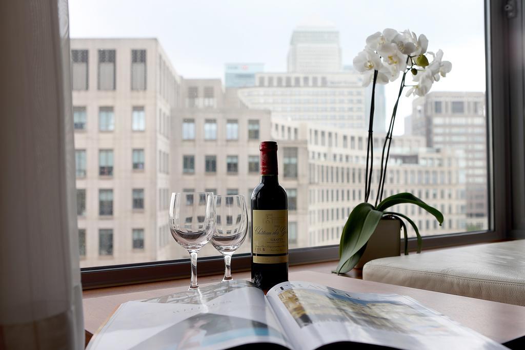 Canary Riverside Plaza Hotel London Exterior foto A view from a suite at the Mandarin Oriental, New York