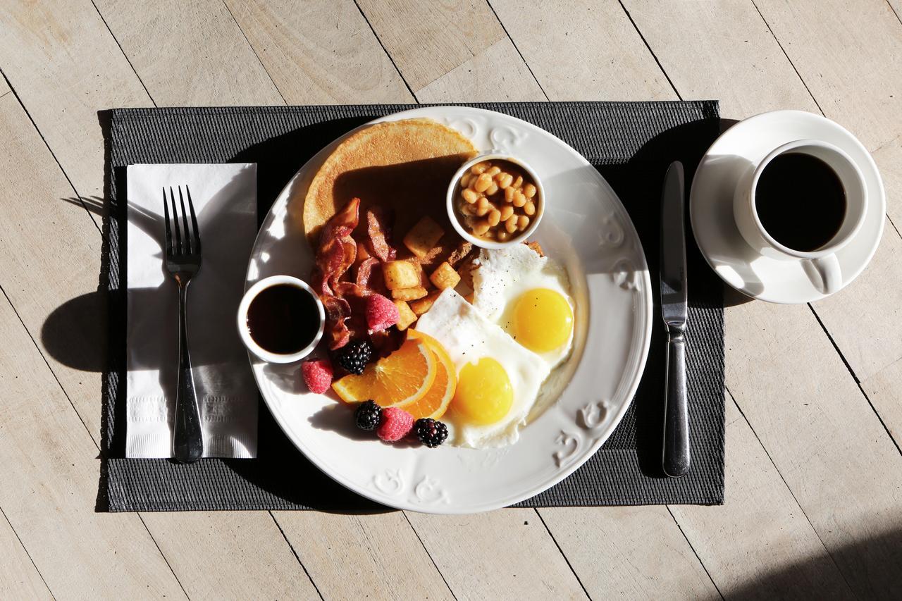 Canary Riverside Plaza Hotel London Exterior foto A typical American breakfast