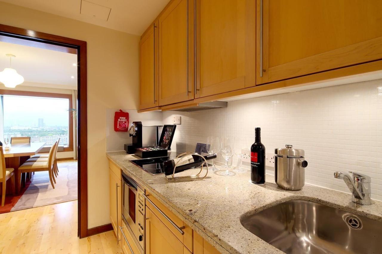 Canary Riverside Plaza Hotel London Exterior foto A typical kitchen