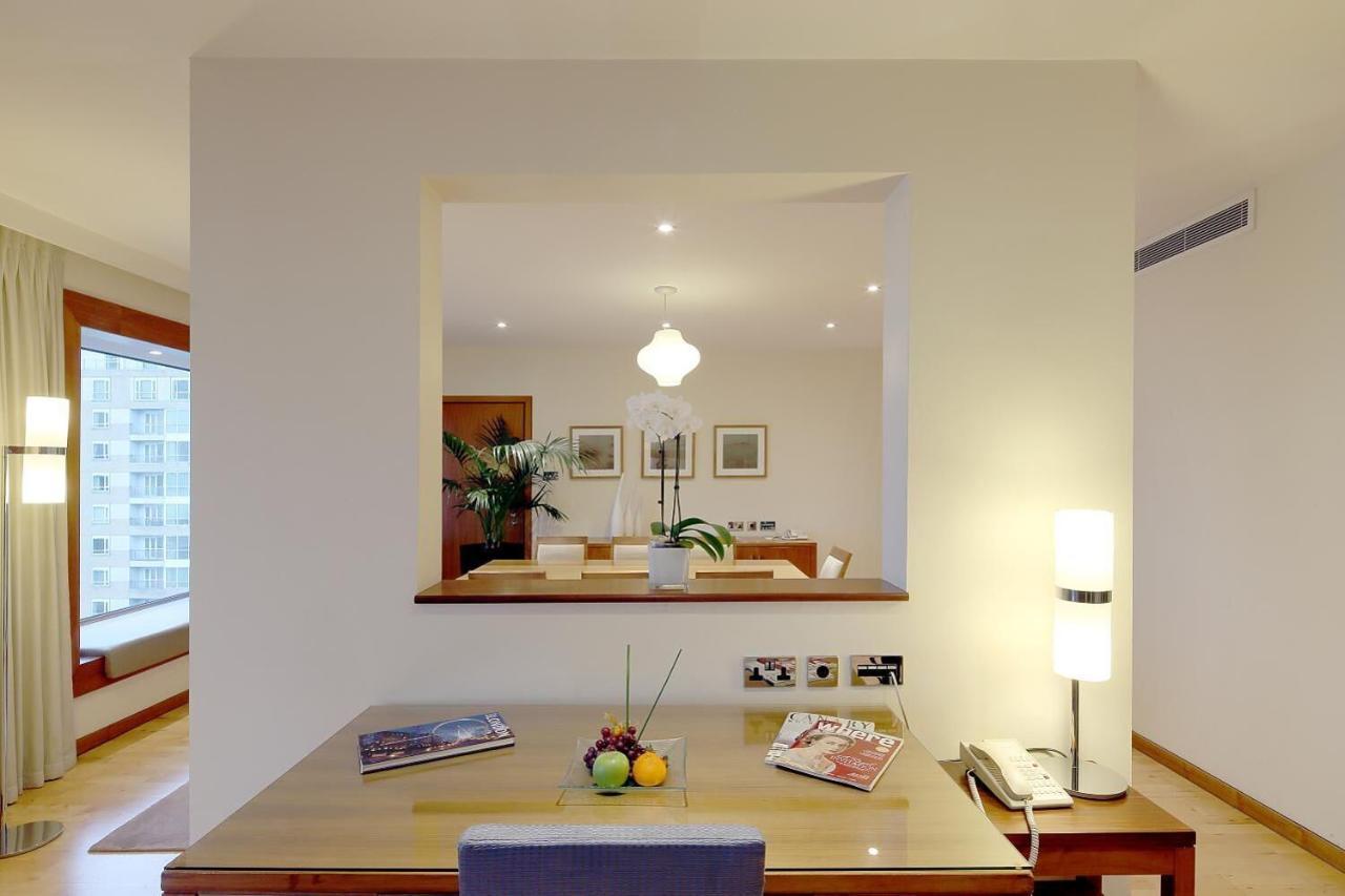 Canary Riverside Plaza Hotel London Exterior foto A pass-through window in a hotel room