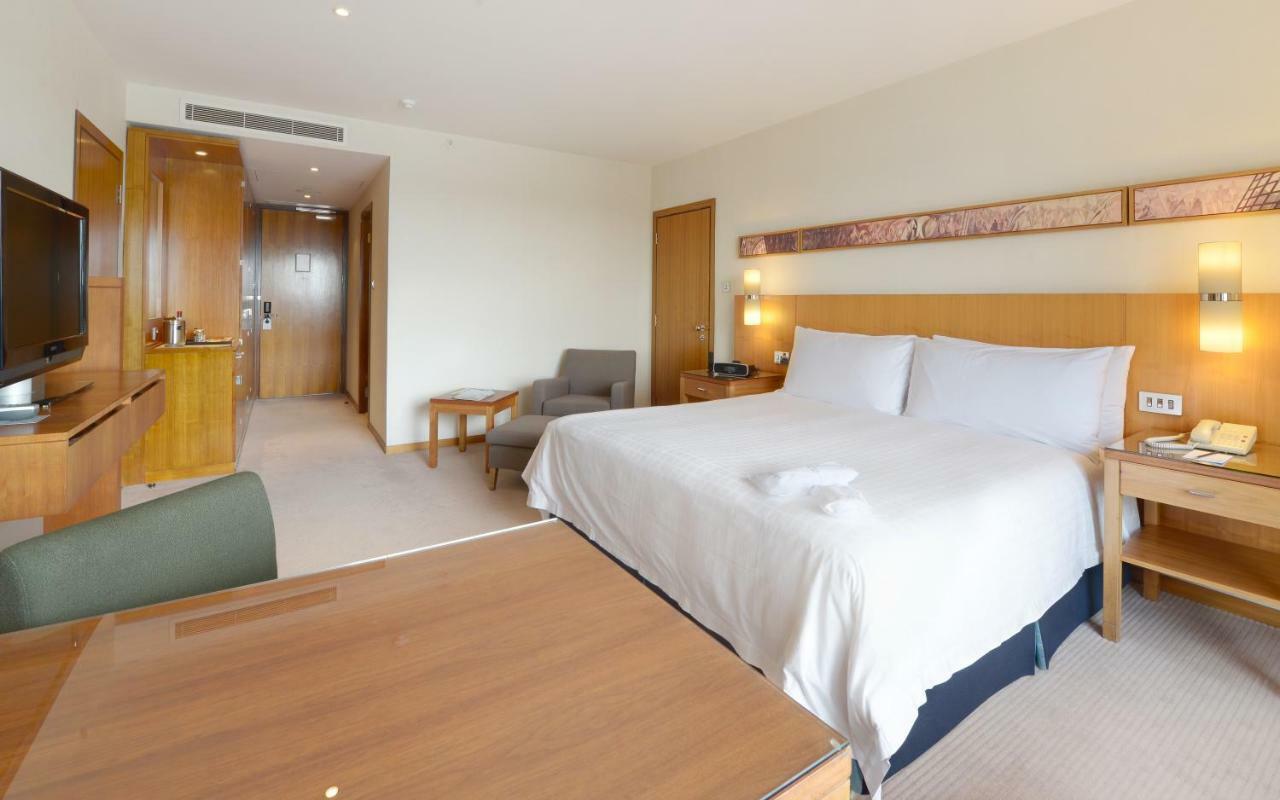 Canary Riverside Plaza Hotel London Exterior foto A room at the hotel